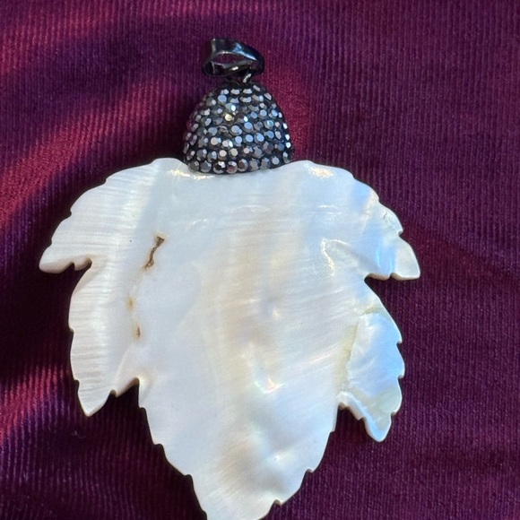 Natural freshwater shell leaf pendant NWT - Picture 6 of 7